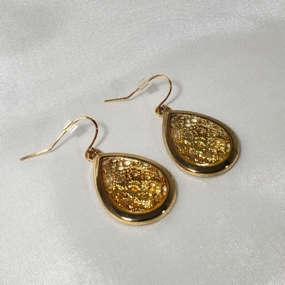 Gold Teardrops Filigree Hanging Earrings 1" Drop